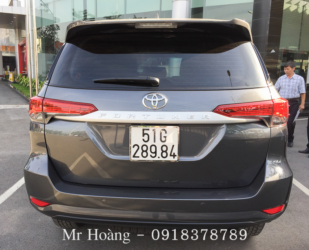 Phía sau xe Fortuner 2017 máy dầu