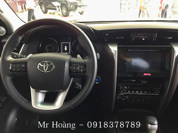 Phần ghế bọc da và rất nhiều chi tiết được ốp gỗ hơn giúp Toyota Fortuner 2017 sang trọng hơn